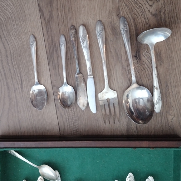 Antique 1938 Wm Rogers Silver Plate Flatware Set in Devonshire Pattern in Box - Picture 2 of 7